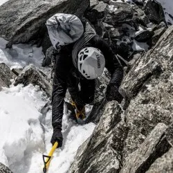 Casco Grivel Stealth Core Black ligero para escalada y alpinismo con carcasa de policarbonato e interior EPS